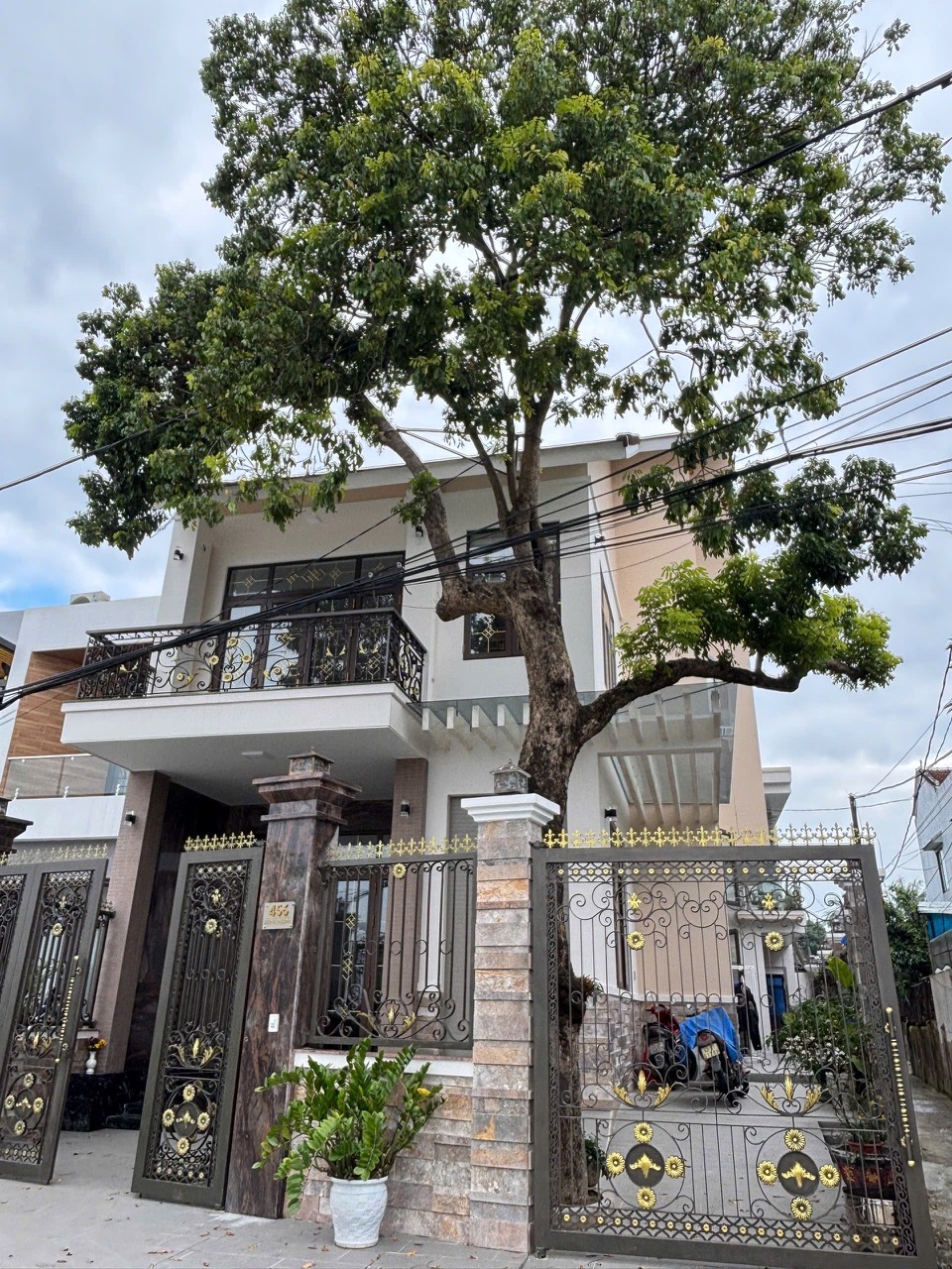 Toàn cảnh dự án thi công nhôm kính biệt thự Hội An của anh Lợi, nổi bật với hệ cửa nhôm Xingfa Class A.