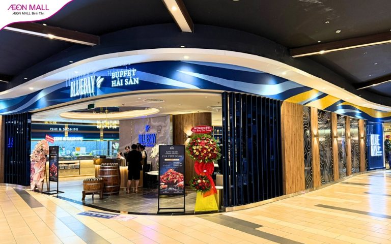 Góc nhìn tổng thể dự án thi công kính nhà hàng hải sản Blue Bay, nổi bật với hệ thống tường kính thủy màu trà sang trọng.