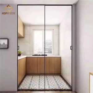 Hệ cửa lùa slim 2 cánh lắp đặt cho lối vào phòng bếp, giúp ngăn mùi hiệu quả.