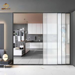 Cửa lùa slim 4 cánh làm vách ngăn giữa phòng bếp và phòng ăn, vận hành kiểu 3 lùa 1 cố định.