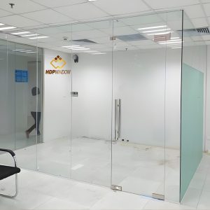 Mẫu cửa kính cường lực 1 cánh lắp đặt cho phòng chức năng, văn phòng.