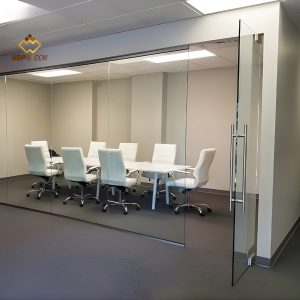 Giải pháp thi công vách kính văn phòng và cửa kính cường lực 1 cánh cho phòng họp, mang lại vẻ đẹp chuyên nghiệp.