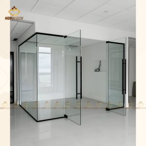 Cửa kính cường lực 1 cánh kết hợp vách kính khung đen, tạo điểm nhấn cá tính.