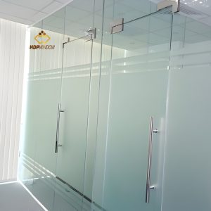 Mẫu cửa kính cường lực 1 cánh sử dụng kính mờ, đảm bảo sự riêng tư.