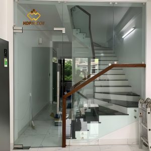 Mẫu cửa kính cường lực 1 cánh bản lề sàn, ứng dụng làm cửa chính cho nhà phố.