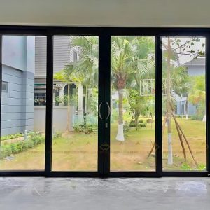 Mẫu cửa lùa 4 cánh nhôm Xingfa lắp đặt thực tế cho phòng khách biệt thự hiện đại.