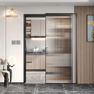 Cửa lùa slim 1 cánh sử dụng kính vân trắng làm vách ngăn giữa phòng bếp và khu vực khác.
