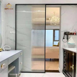 Vách ngăn giữa phòng ngủ và phòng tắm master bằng hệ cửa lùa slim 1 cánh kính vân trắng.