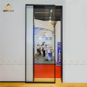 Mẫu cửa lùa slim 1 cánh trưng bày thực tế tại hội chợ triển lãm.