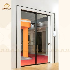 Lắp đặt thực tế hệ cửa lùa slim 2 cánh cho lối đi chính, tạo không gian mở tối đa.