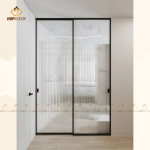 Cửa lùa slim 2 cánh sử dụng kính vân trắng, tạo vách ngăn trang trí cho lối đi.
