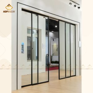 Hệ cửa lùa slim 4 cánh vận hành kiểu lùa 2 bên, tạo lối đi trung tâm cho phòng chức năng.