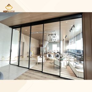 Ứng dụng thực tế cửa lùa slim 5 cánh làm vách ngăn kính cho tiệm nails hoặc spa cao cấp.