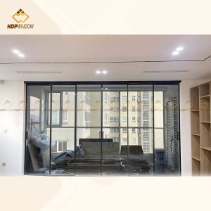 Hệ cửa lùa slim 6 cánh lắp đặt cho lối ra ban công căn hộ cao cấp, mang lại tầm nhìn panorama.