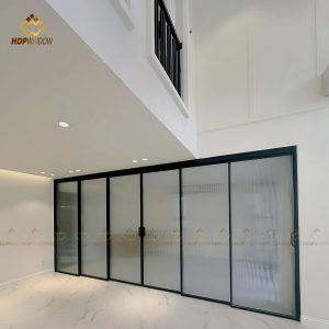 Hệ cửa lùa slim 6 cánh được sử dụng làm vách ngăn kính lớn cho phòng chức năng hiện đại.