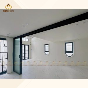 Lắp đặt thực tế khả năng vận hành của cửa lùa slim 6 cánh, được xếp gọn hoàn toàn về một phía.
