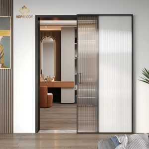 Cửa phòng ngủ sử dụng hệ cửa lùa slim 1 cánh với kính màu đen, tạo điểm nhấn cá tính.