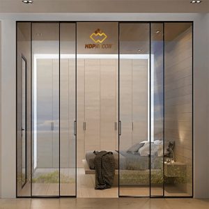 Cửa phòng ngủ master sử dụng hệ cửa lùa slim 4 cánh vận hành lùa 2 bên, tạo không gian mở.