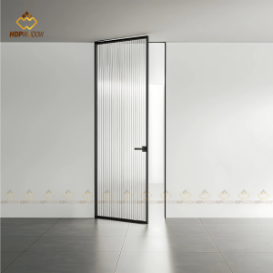 Mẫu cửa phòng ngủ sử dụng cửa nhôm slim mở quay 1 cánh màu đen nhám kết hợp kính vân trắng tạo sự riêng tư.