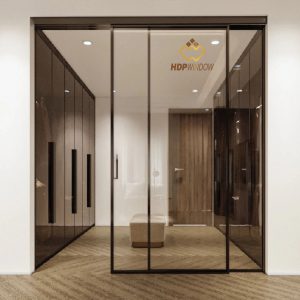 Cửa phòng thay đồ (walk-in closet) sử dụng cửa lùa slim 2 cánh với kính màu trà sang trọng.