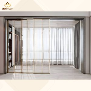 Cửa lùa slim 5 cánh màu vàng xước làm mặt tiền cho phòng thay đồ walk-in closet sang trọng.