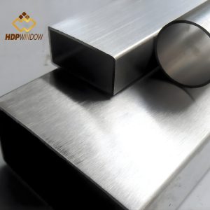 Cận cảnh tùy chọn bề mặt cao cấp cho vách kính khung Inox 304 xước trắng