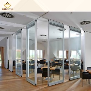 Mẫu vách kính khung inox tham khảo cho không gian quán cà phê hoặc nhà hàng hiện đại.