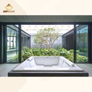Phối cảnh hệ cửa lùa slim 6 cánh mở ra sân vườn, xóa nhòa ranh giới giữa trong nhà và thiên nhiên.
