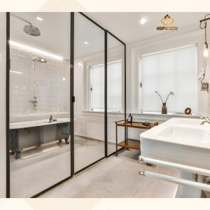 Mẫu phòng tắm kính khung đen tối giản, tạo điểm nhấn sang trọng cho không gian.