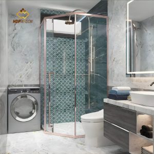 Mẫu phòng tắm kính vát góc 135 độ trong một không gian nội thất hiện đại.