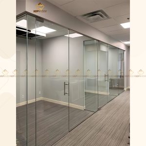 Thi công trọn gói hệ vách kính khung inox bao gồm cả cửa, tạo các phòng làm việc nhỏ.
