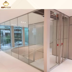 Mẫu vách kính khung inox lắp đặt tại khu vực cầu thang bộ, vừa đảm bảo an toàn vừa giữ được sự thông thoáng.