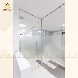 Hệ vách kính và cửa kính khung inox đồng bộ, sử dụng kính mờ để đảm bảo sự riêng tư.