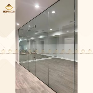 Vách kính khung inox phân chia phòng chức năng trong một không gian lớn.