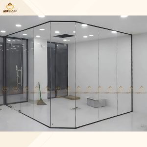 Hệ vách kính khung inox uốn cong độc đáo, thể hiện kỹ thuật thi công cao cấp cho phòng chức năng.
