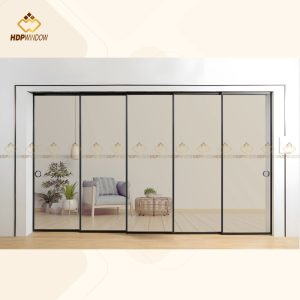 Hệ cửa lùa slim 5 cánh làm vách ngăn kính cho khu vực tiếp khách trong văn phòng hoặc sảnh lớn.