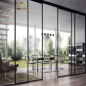 Hệ cửa lùa slim 4 cánh cách âm, vận hành lùa 2 bên, tạo vách ngăn di động cho phòng họp lớn.