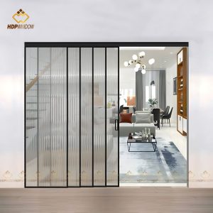 Ứng dụng cửa lùa slim 5 cánh làm vách ngăn kính lớn cho phòng khách hiện đại.