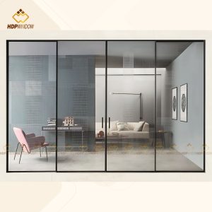 Sử dụng cửa lùa slim 4 cánh làm vách ngăn kính hiện đại cho phòng làm việc tại nhà.
