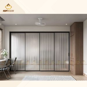 Hệ cửa lùa slim 4 cánh được dùng làm vách ngăn phòng linh hoạt.