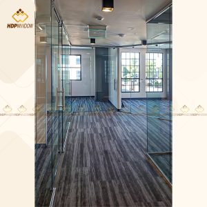 Hệ vách kính khung inox giúp không gian văn phòng trở nên sáng và thoáng đãng hơn.