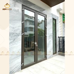 Mẫu cửa nhôm Maxpro 2 cánh lắp đặt thực tế, sử dụng bản lề 3D chịu lực.