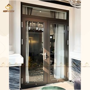 Mẫu cửa nhôm Maxpro 2 cánh lắp đặt thực tế, sử dụng bản lề âm cao cấp.