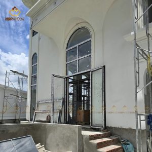 Hình ảnh HDPWINDOW thi công thực tế hệ cửa nhôm Maxpro 2 cánh tại công trình.