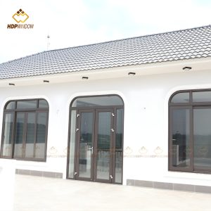 Mẫu cửa nhôm Maxpro 2 cánh có ô cố định được uốn cong nghệ thuật.