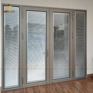 Mẫu cửa nhôm Maxpro 2 cánh sử dụng kính sọc mờ, đảm bảo sự riêng tư.