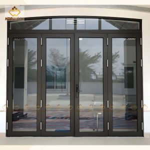 Hệ cửa nhôm Maxpro 4 cánh và ô cố định làm cửa đi chính.