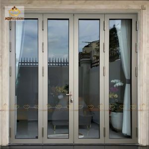 Mẫu cửa nhôm Maxpro 4 cánh không nan hoa, thể hiện vẻ đẹp sang trọng, hiện đại.