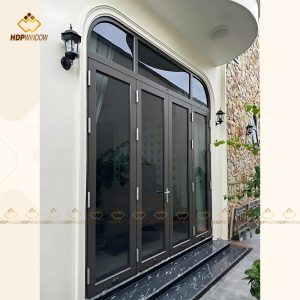 Mẫu cửa nhôm Maxpro 4 cánh có ô cố định được uốn cong nghệ thuật.
