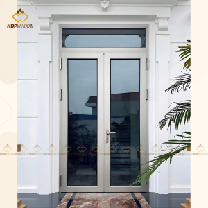 Mẫu cửa nhôm Xingfa 2 cánh Class A làm cửa đi chính cho nhà ở.